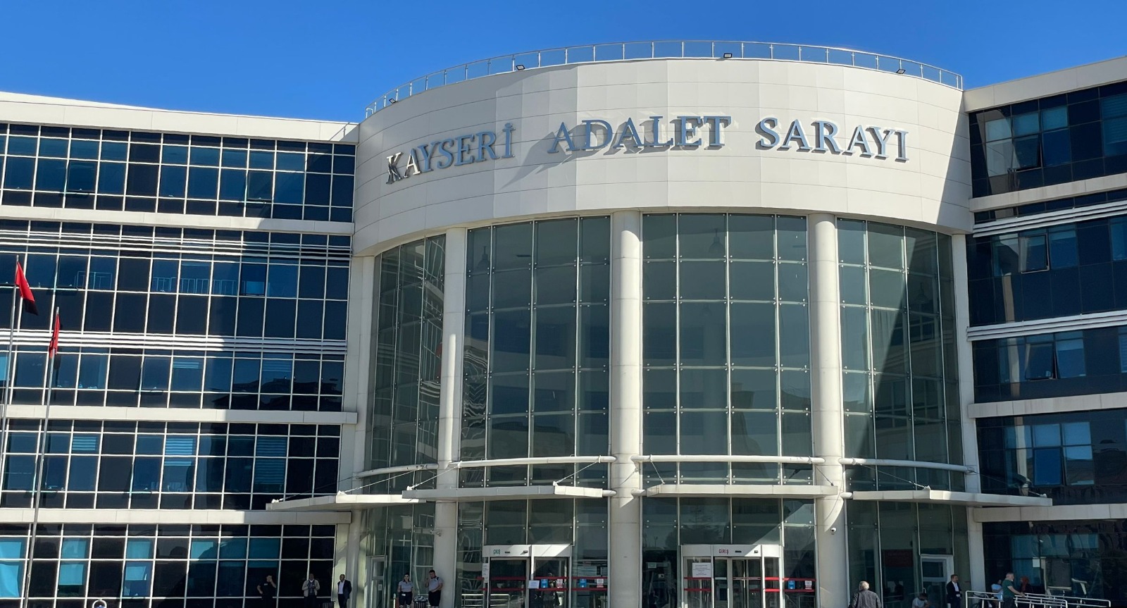 İki kardeşin bankacıyı tehdit ve darp ettikleri gerekçesiyle açılan dava ertelendi